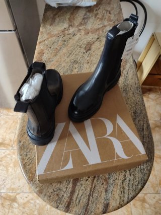 CHOLLAZO. Botines negros talla 37.