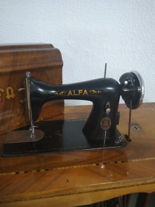 Máquina de coser antigua Alfa con mueble