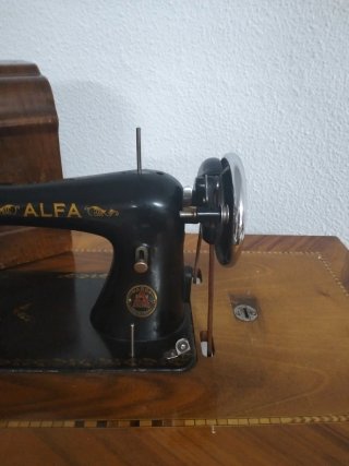 Máquina de coser antigua Alfa con mueble