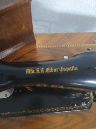 Máquina de coser antigua Alfa con mueble