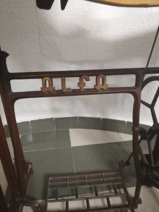 Máquina de coser antigua Alfa con mueble