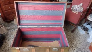 Baúl antiguo madera y metal