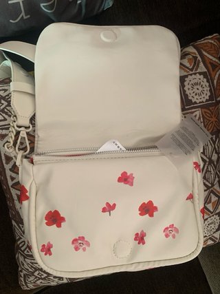 Bolso crema con flores rosas
