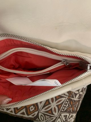 Bolso crema con flores rosas