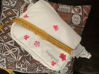 Bolso crema con flores rosas