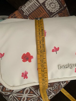 Bolso crema con flores rosas