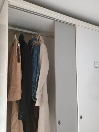 Armario modular gris y blanco