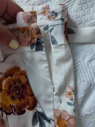 Shorts florales blancos con cinturón