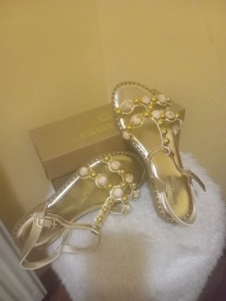 Sandalias doradas adornadas