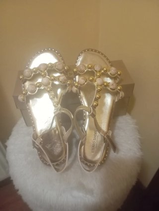 Sandalias doradas adornadas