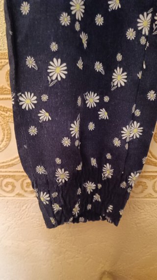 Pantalón Niña Azul Marino y Estampado Margaritas