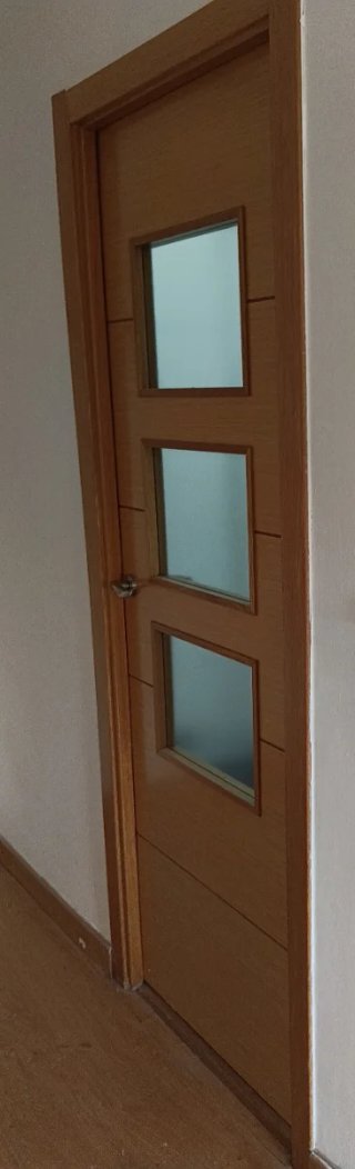 Puerta de madera con 3 cristales