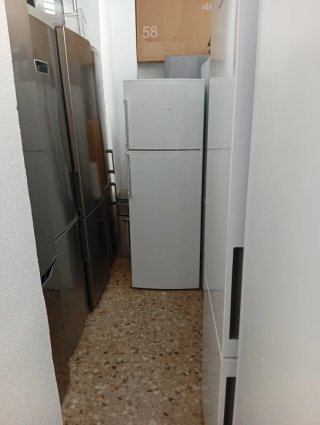 Nevera Samsung y Frigorífico Blanco
