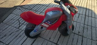Moto correpasillos roja