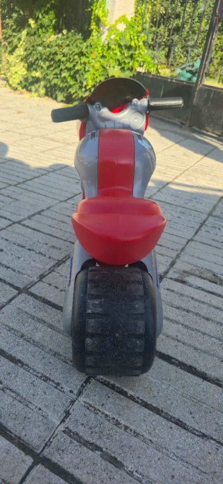 Moto correpasillos roja