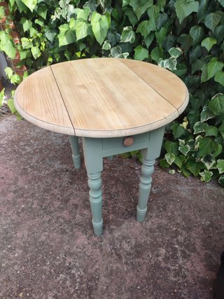 Mesa auxiliar vintage restaurada madera