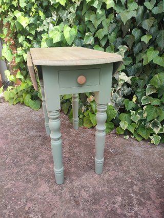 Mesa auxiliar vintage restaurada madera
