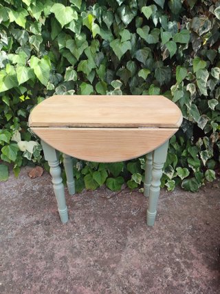 Mesa auxiliar vintage restaurada madera