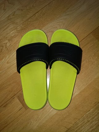 Chanclas de piscina negras y verdes. Décimas