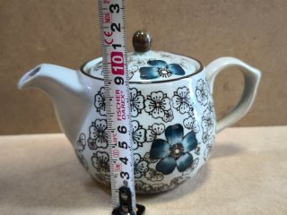 Tetera de porcelana con flores azules