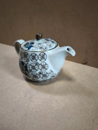 Tetera de porcelana con flores azules