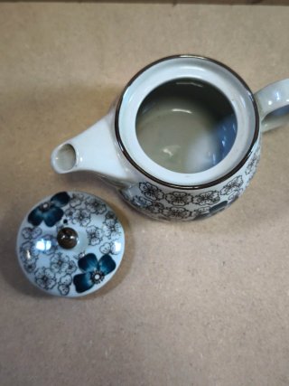 Tetera de porcelana con flores azules
