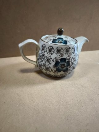 Tetera de porcelana con flores azules