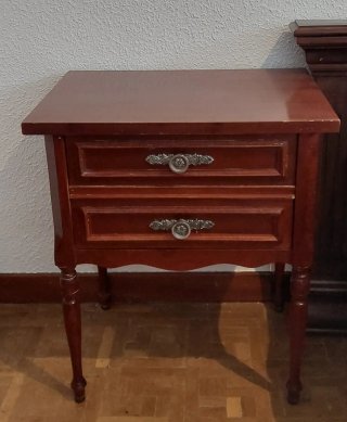 Mesita de noche de madera