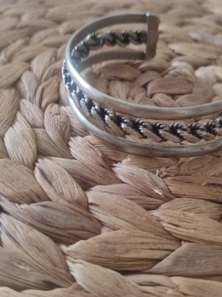 Pulsera plateada trenzada