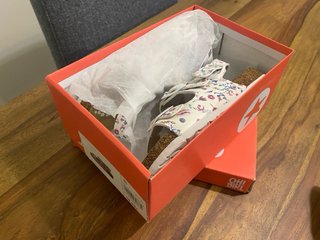 Sandalias niña flores. Talla 31. NUEVAS.