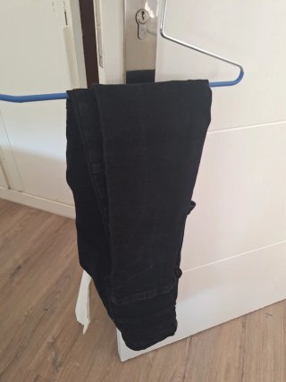 Pantalón vaquero pitillo negro