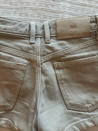 vaqueros cortos Zara beige