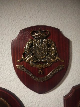 Lote de 6 metopas de madera y metal