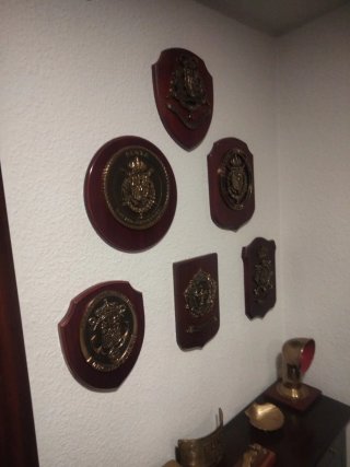 Lote de 6 metopas de madera y metal