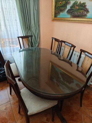 Conjunto comedor: mesa ovalada, 6 sillas y cristal