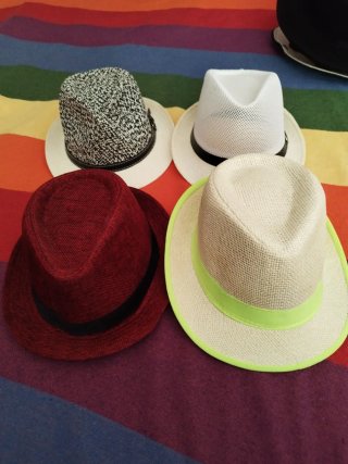 Gorros de verano (rojo, blanco)