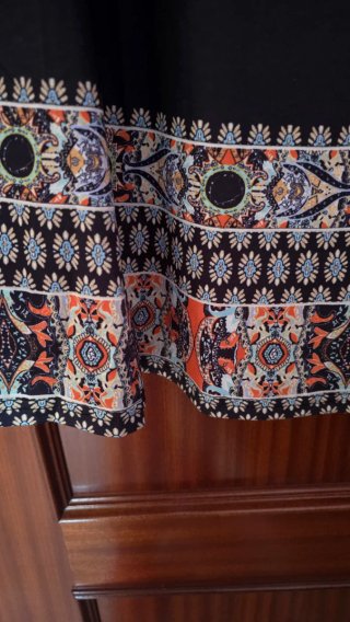 Vestido azul marino con estampado étnico