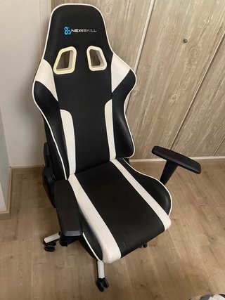 Silla Gaming Newskill con cojín lumbar