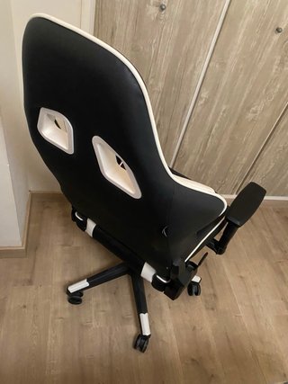 Silla Gaming Newskill con cojín lumbar