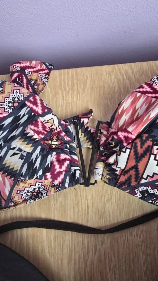 Bikini negro y estampado tribal