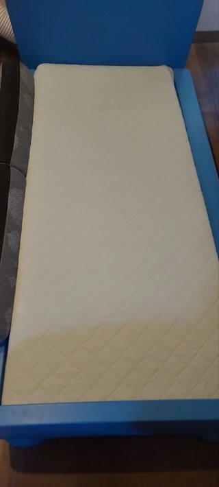 Cama infantil Mammut IKEA azul y barrera.
