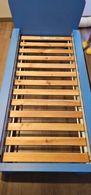 Cama infantil Mammut IKEA azul y barrera.