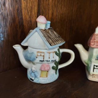 Tre teiere in ceramica