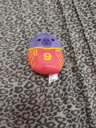 Peluche viola e rosso con numero 9