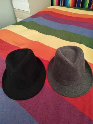 Gorros de invierno negros y grises