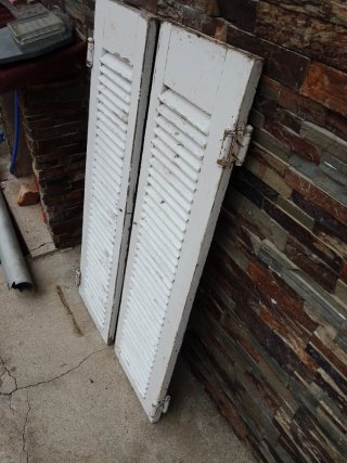 Puertas de madera con lamas