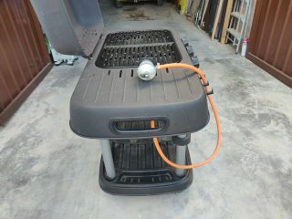 Barbacoa de gas butano negra y gris