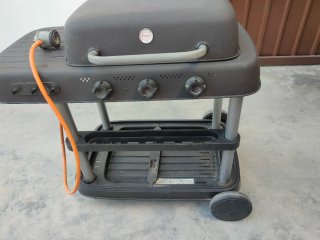 Barbacoa de gas butano negra y gris
