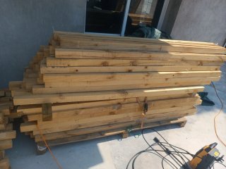 Palos de madera para construcción