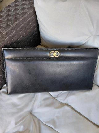 Cartera de mano negra de piel
